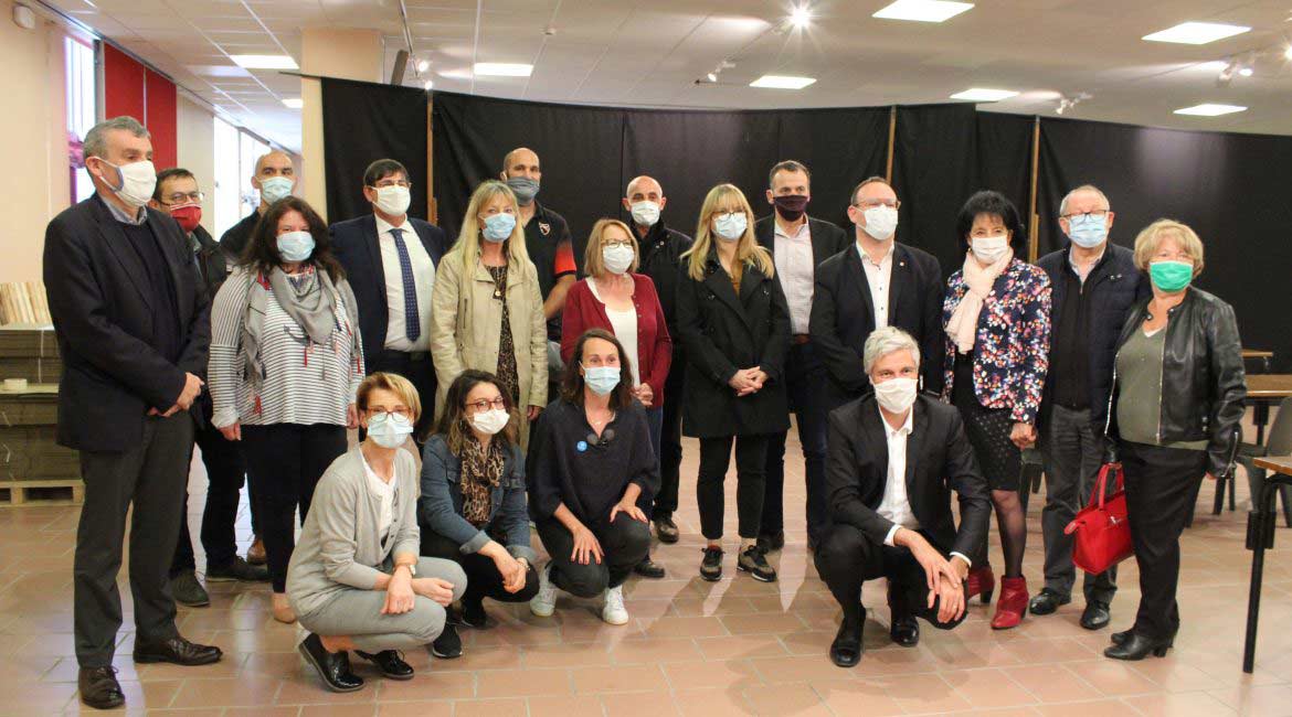 Quatorze joueurs et membres du staff ont accompagné les 40 bénévoles venus conditionner les masques achetés par la Région Auvergne Rhône-Alpes